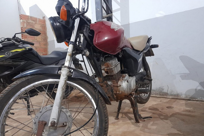 SEM GASOLINA - Dupla é flagrada pela PRF quando empurravam moto roubada na BR-364 - News Rondônia