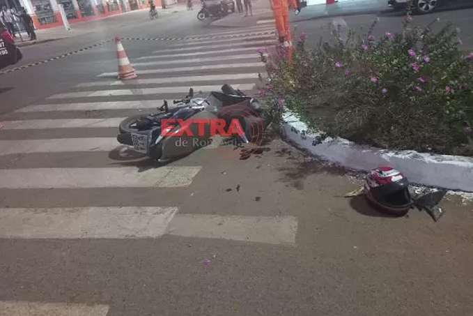 Colisão entre carro e moto deixa uma pessoa ferida no Centro de Cerejeiras - News Rondônia