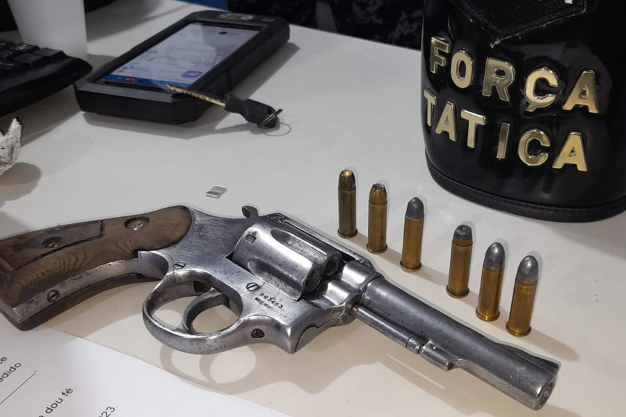 Apenado monitorado e namorada são presos com arma após perseguição - News Rondônia