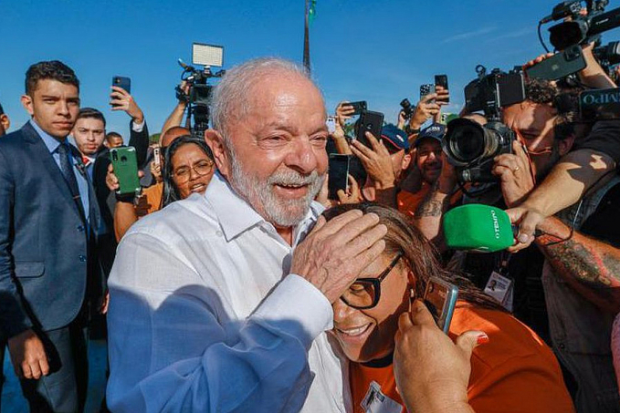 Lula desce rampa do Planalto e defende prédios públicos sem grades - News Rondônia
