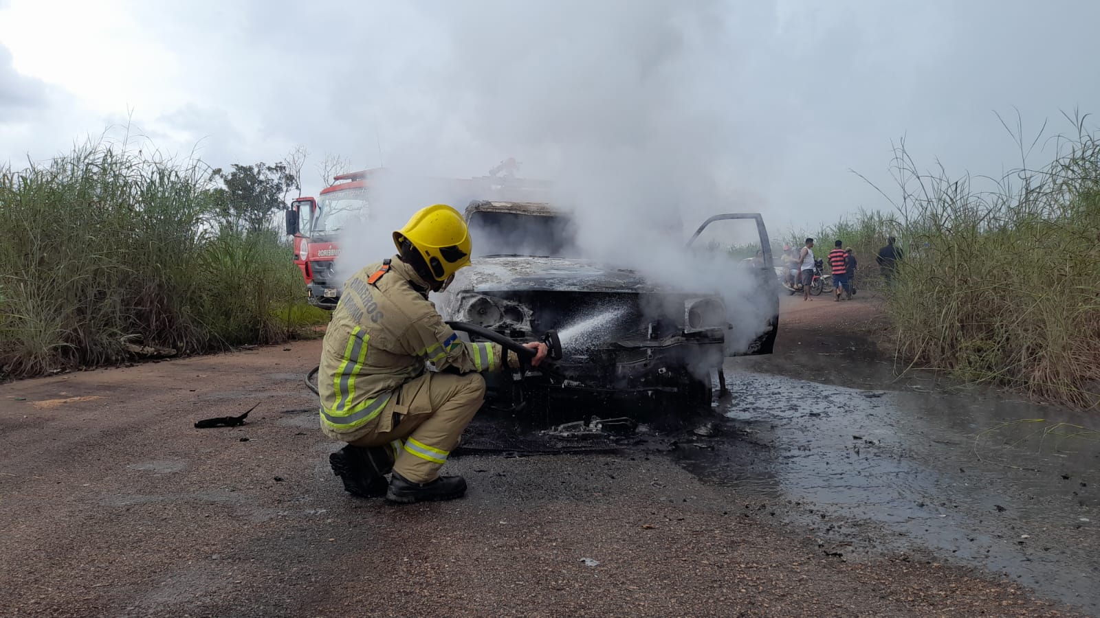 Criminosos incendeiam veículo após roubo em pista de pouso do Aeroclube de Porto Velho - News Rondônia