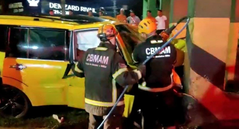 Cantor Wanderley Andrade tem carro destruído em acidente - News Rondônia