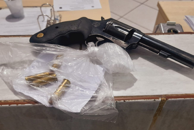 Apenado com tornozeleira desligada e namorada são presos com arma na zona sul - News Rondônia