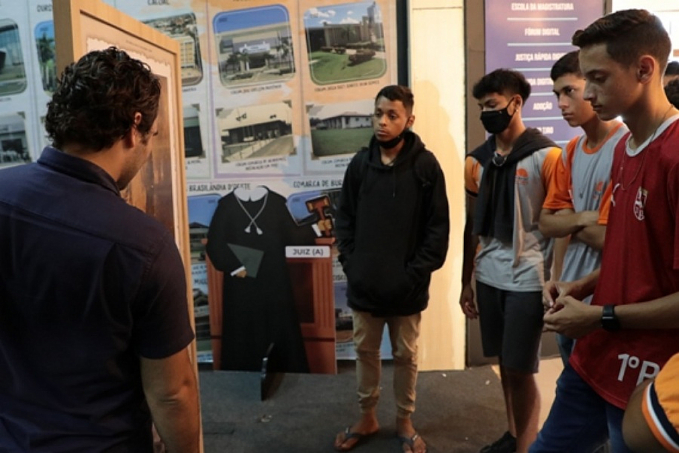 Alunos do ensino médio visitam a exposição dos 40 anos do TJRO - News Rondônia
