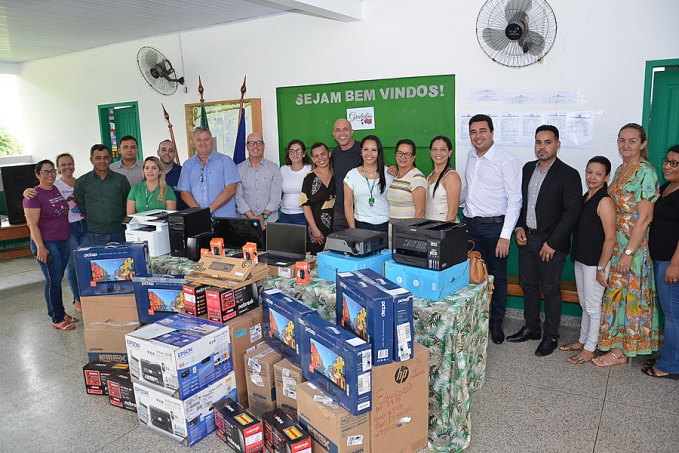 Ismael Crispin participa de entrega equipamentos de informática em duas escolas de Buritis - News Rondônia