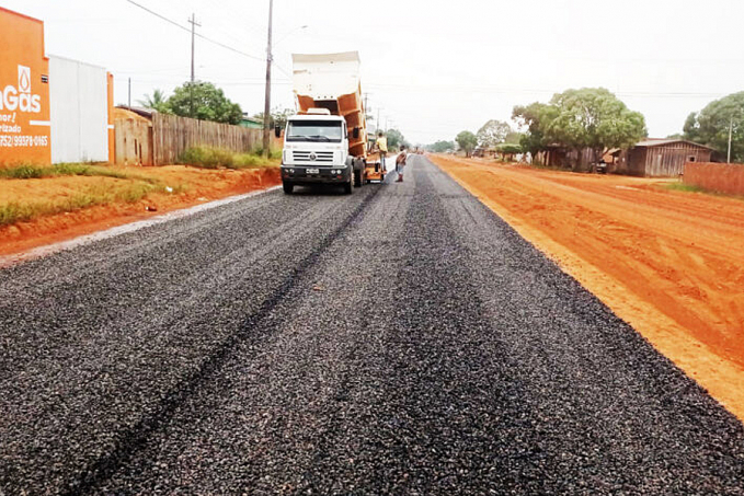 Prefeitura de Cujubim executa pavimentação na Avenida Gavião - News Rondônia
