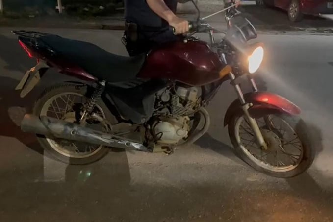 CONTATO ESTOURADO - Homem é preso com moto furtada após tentar fugir da PM na leste - News Rondônia