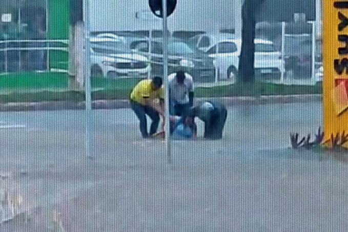 VÍDEO: Mulher é sugada por bueiro durante forte chuva em Porto Velho - News Rondônia
