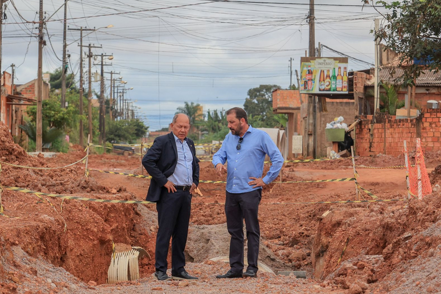 Prefeito Hildon Chaves fiscaliza andamento de obras no bairro Três Marias - News Rondônia