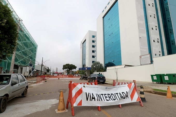 Trecho da rua Jamari é bloqueado em função de obra de interesse público - News Rondônia