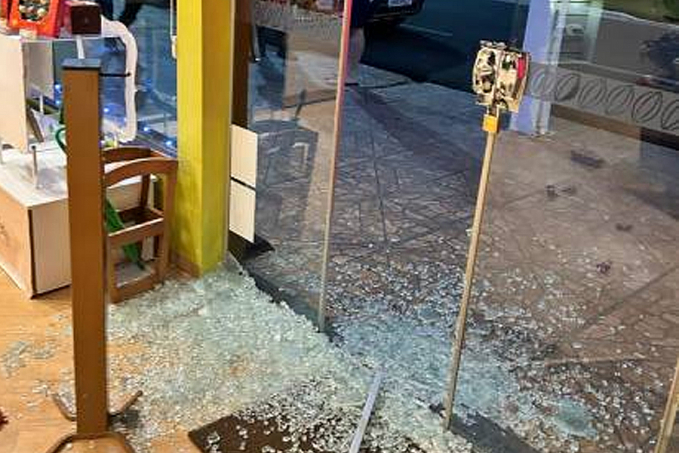 De capacete, ladrão 'explode' porta de loja no centro da cidade para furtar chocolates - News Rondônia
