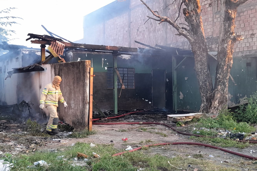 DESTRUÍDA: Casa usada por usuários de drogas é incendiada na capital - News Rondônia