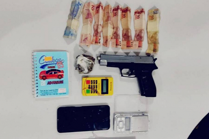 Flagrado com drogas e reincidente, traficante tenta atacar policiais com chutes e socos e acaba preso - News Rondônia