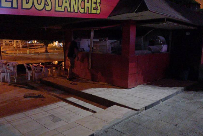 Homem é espancado por populares e tem moto destruída após atear fogo em lanchonete por "demora no atendimento" - News Rondônia