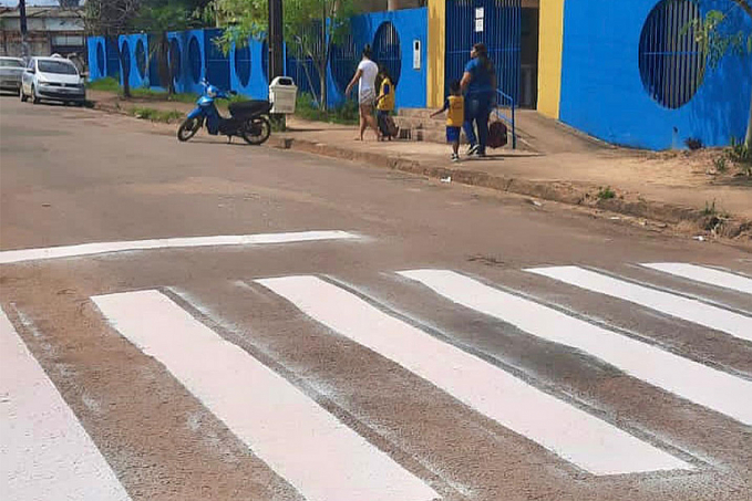 Vereador Aleks Palitot tem pedido atendido para manutenção de sinalização vertical e faixa de pedestre na escola Tucumã - News Rondônia