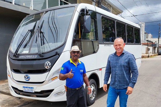 Deputado Ezequiel Neiva entrega micro-ônibus para atendimento à saúde em Presidente Médici - News Rondônia