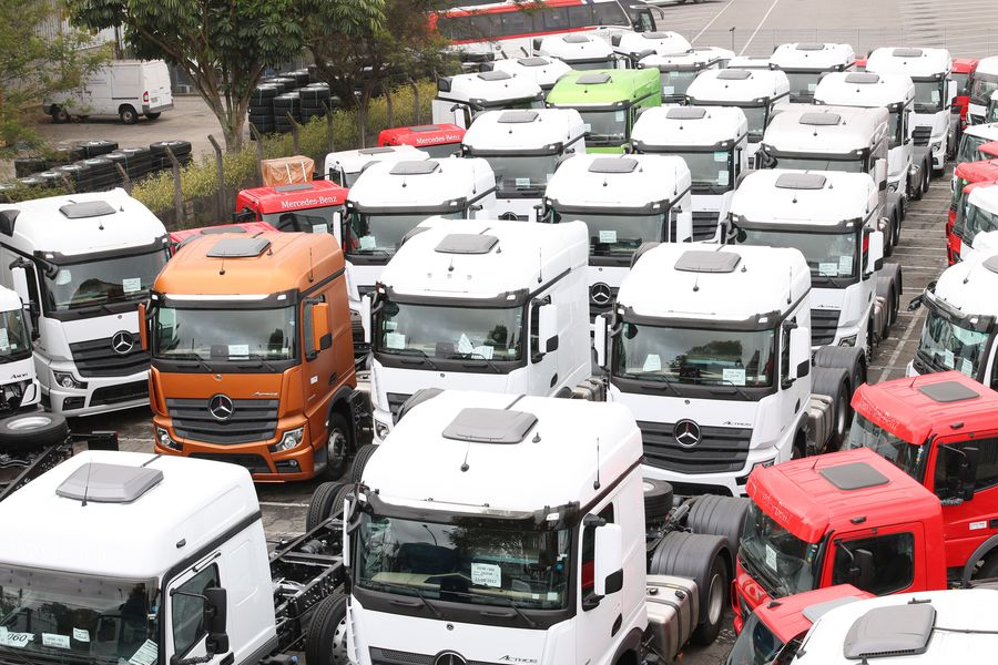 Após anúncio de demissões, trabalhadores da Mercedes-Benz fazem greve - News Rondônia