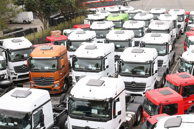 Após anúncio de demissões, trabalhadores da Mercedes-Benz fazem greve - News Rondônia