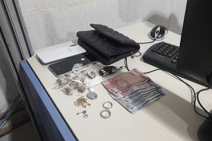 Foragida e comparsas são flagrados traficando na zona sul - News Rondônia