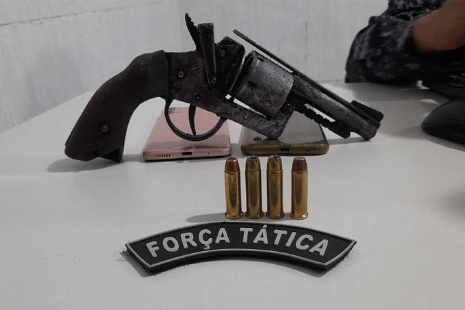 PORTO MADERO III: Ladrão é preso com celulares roubados, arma e moto adulterada em condomínio - News Rondônia