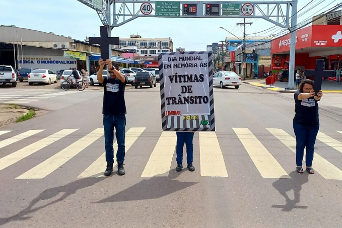 Minuto de silêncio em memória às vítimas de sinistros de trânsito é realizado pelo Detran nas ruas da Capital - News Rondônia