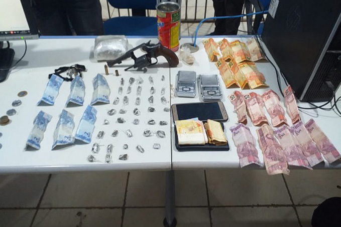 DENÚNCIA - Dupla é detida com arma, drogas e dinheiro em residência na zona leste - News Rondônia
