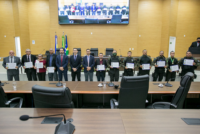 Deputado Anderson entrega Medalhas de Mérito e Votos de Louvor à Policiais Penais e Policiais legislativos de Rondônia - News Rondônia