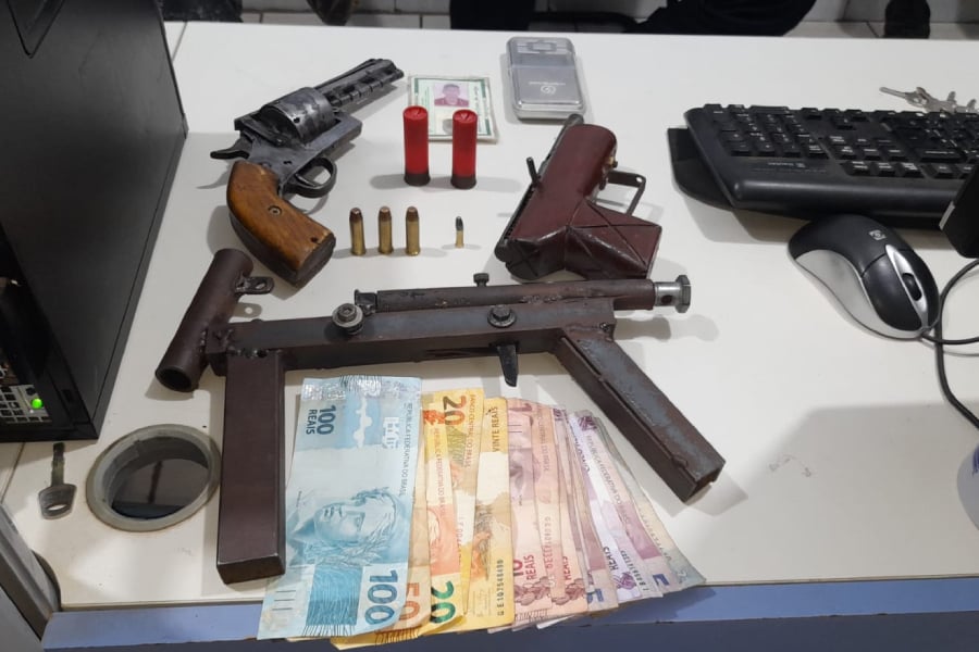 DENTRO DO MATO: Trio é preso com três armas em terreno de residência na zona leste - News Rondônia