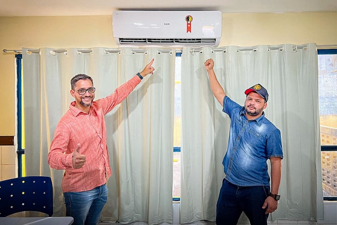 Deputado Anderson e vereador Edevaldo Neves realizam entrega de câmeras de segurança, centrais de ar, computadores e notebooks em escola da capital - News Rondônia
