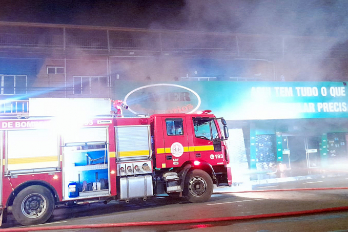 ATUALIZADA: Incêndio destrói lojas no centro de Porto Velho; veja vídeo - News Rondônia