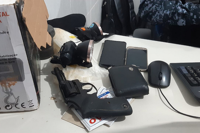 Bando é flagrado com arma e soja furtada em porto no Rio Madeira - News Rondônia