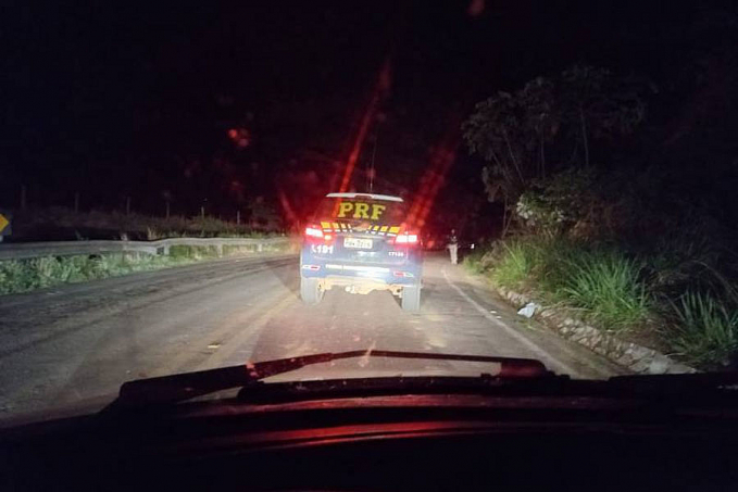 Caminhão graneleiro tomba em curva da BR 435, entre Cerejeiras e Colorado do Oeste - News Rondônia