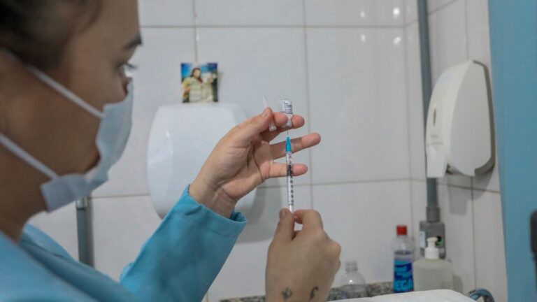 Vacina contra a gripe continua disponível enquanto houver estoque