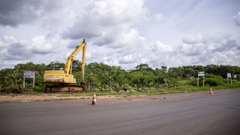 Canal Santa Bárbara, próximo à Rodoviária Provisória, recebe limpeza de vegetação nas margens