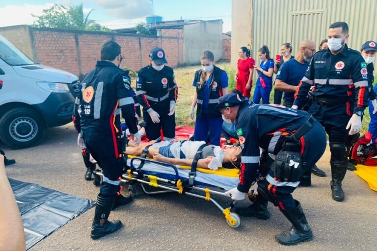 Samu realiza simulação de acidente para sensibilizar e combater mortes no trânsito