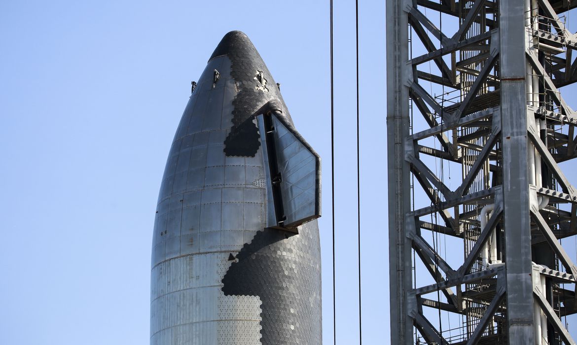 Voo privado com astronautas sauditas regressa à Terra