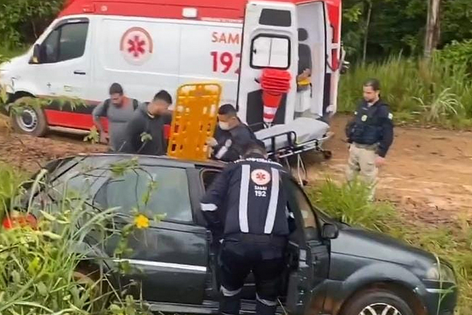 FORA DA PISTA: Colisão entre carreta e carro de passeio deixa dois feridos na BR-319 em Porto Velho - News Rondônia