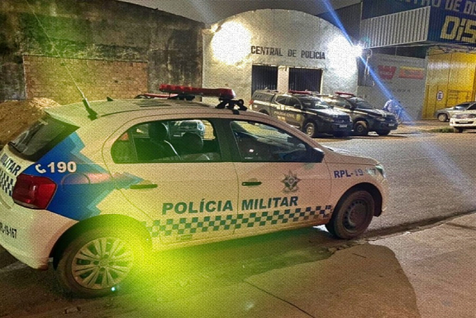 Foragido luta com policial, tenta pegar arma e quebra viatura para não ser preso na zona leste - News Rondônia