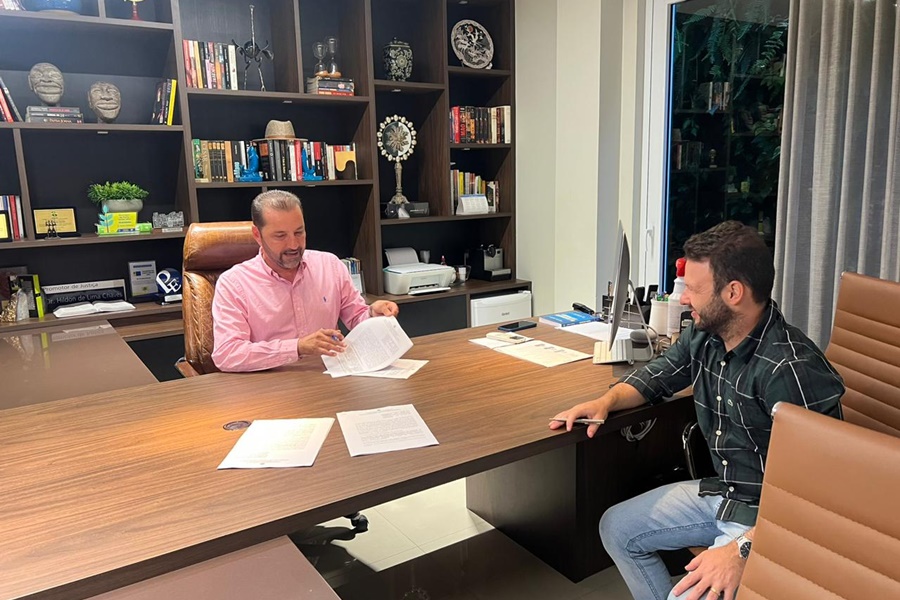 Prefeito Hildon Chaves assina contrato com consórcio construtor responsável pela nova rodoviária - News Rondônia