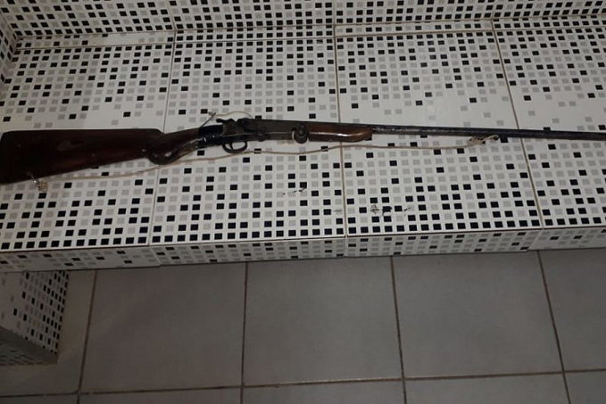 EM VIA PÚBLICA - Homem é preso andando com espingarda em rua de distrito de Porto Velho - News Rondônia
