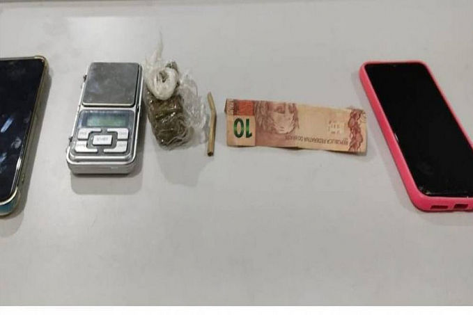 Um adolescente comprando e outro vendendo maconha são apreendidos pela Polícia Militar, em Vilhena - News Rondônia