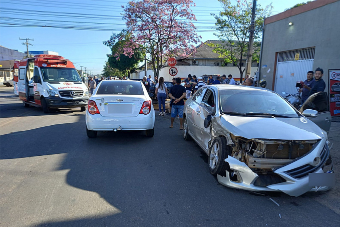 URGENTE: Acidente envolvendo três carros e uma ciclista deixa vítimas feridas em cruzamento no centro - News Rondônia