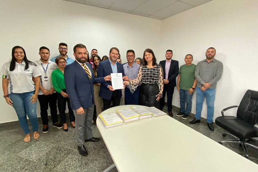 Presidente Alex Redano recebe relatório da Corregedoria, em ação que restituiu R$ 188 mil aos cofres da União - News Rondônia