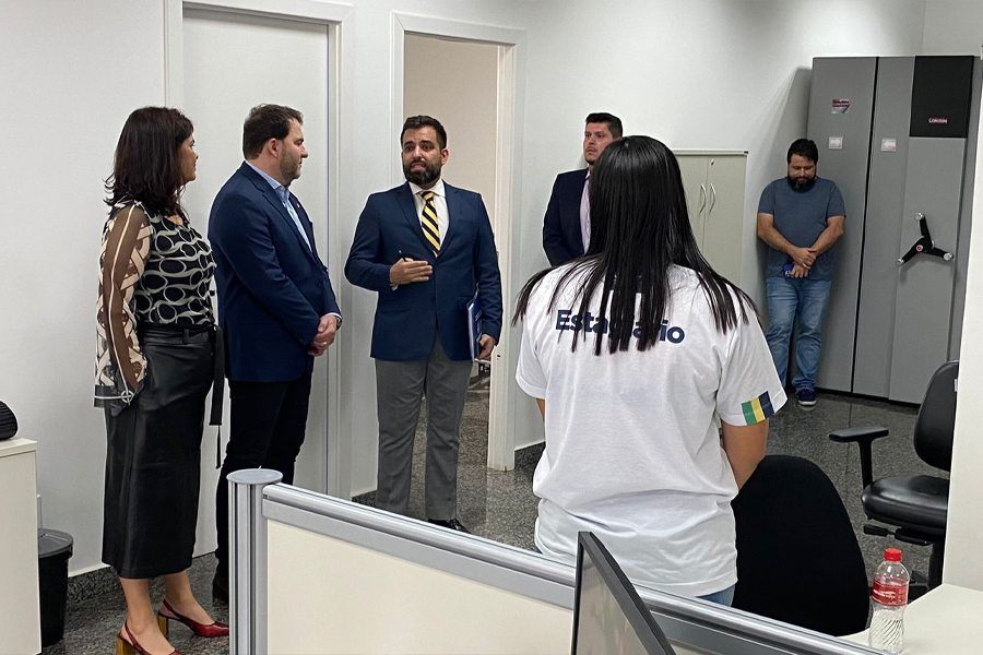 Presidente Alex Redano recebe relatório da Corregedoria, em ação que restituiu R$ 188 mil aos cofres da União - News Rondônia