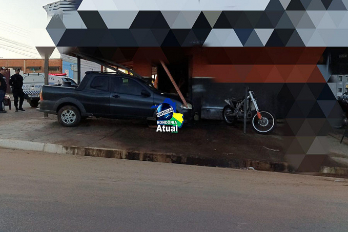 Ji-Paraná: Carro desengatado desce Av. Brasil e invade comércio - News Rondônia