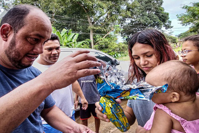 Vereador Wanoel Martins faz entrega de chocolates e ovos de páscoa para crianças da capital - News Rondônia