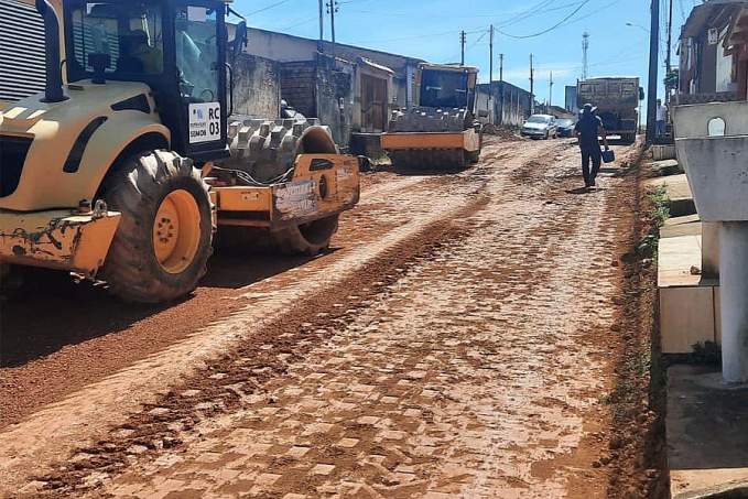 Aleks Palitot tem pedido atendido para serviço de patrolamento, encascalhamento e asfalto no bairro Floresta - News Rondônia