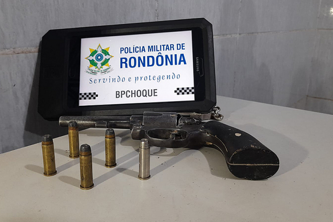 VILA PRINCESA: Suspeito é preso com com revólver em abordagem do BPChoque - News Rondônia