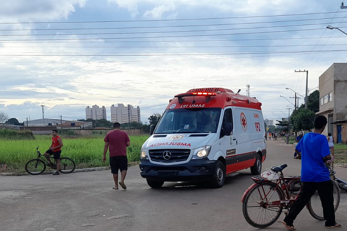 Acidente entre carro e moto deixa vítima em estado grave na zona leste - News Rondônia