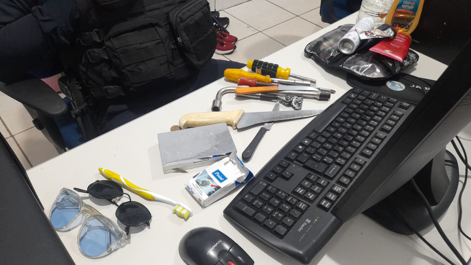 FAZENDO UM CORRE - Viciada é presa fazendo furto de fios em construção na capital - News Rondônia